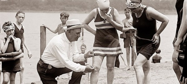 Chercheur du début du XXième siècle tentant de définir les mesures exactes de la beauté chez les femmes (humour).